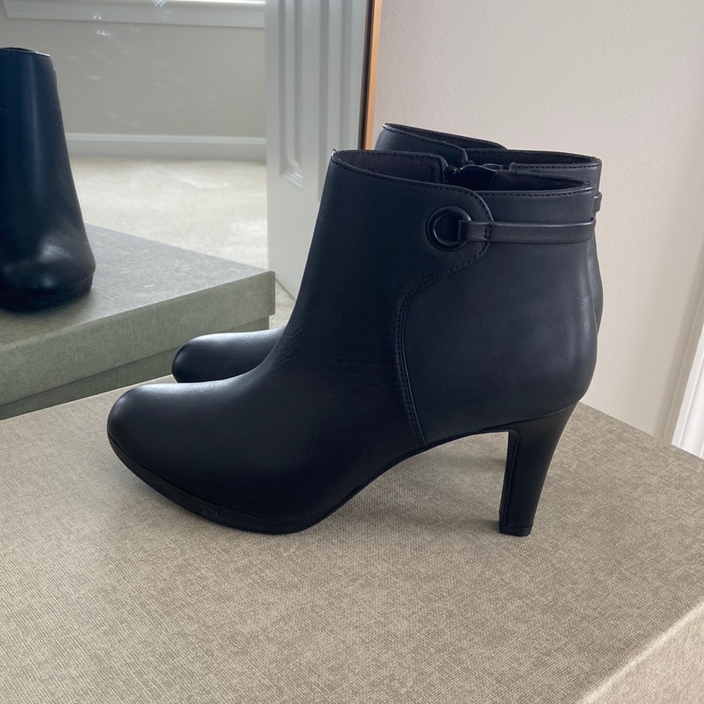 Clarks Heeled Ankle Boot Size 9